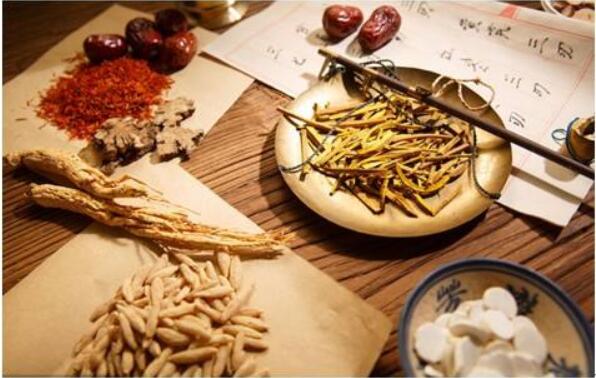 我國中藥材產業(yè)發(fā)展迅速，正向規(guī)?；瑯藴驶D變