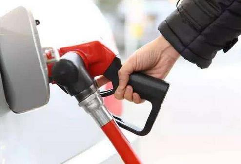 國內(nèi)汽、柴油價(jià)格每噸分別降低540元和520元，部分地區(qū)油價(jià)重回6元時(shí)代