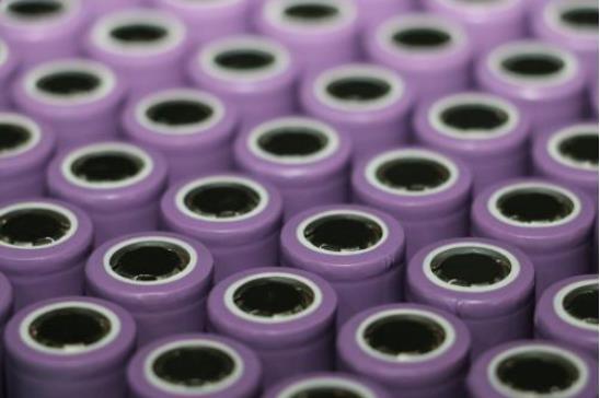 多晶硅料環(huán)節(jié)為國內(nèi)在光伏產(chǎn)業(yè)鏈中發(fā)展相對滯后的環(huán)節(jié)，尚存替代空間