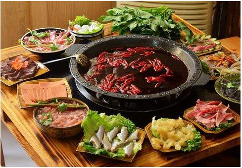 火鍋行業(yè)由于它的消費(fèi)特征的特殊性，有廣泛的消費(fèi)群體，前景廣闊