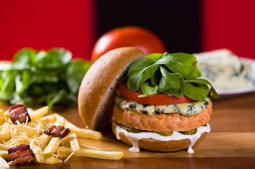 隨著中國經(jīng)濟的不斷發(fā)展，人們生活水平不斷提高，西式快餐市場需求之龐大無法估量